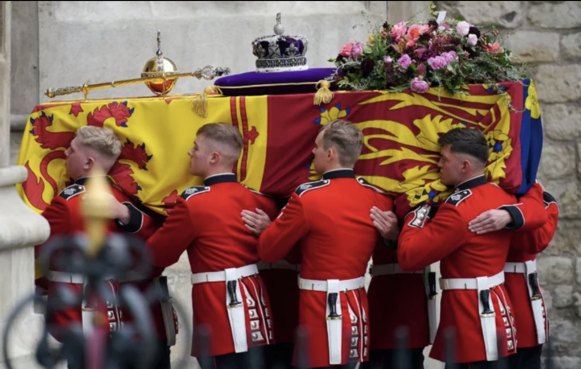 Крал Чарлз III остави бележка за покойната кралица Елизабет II